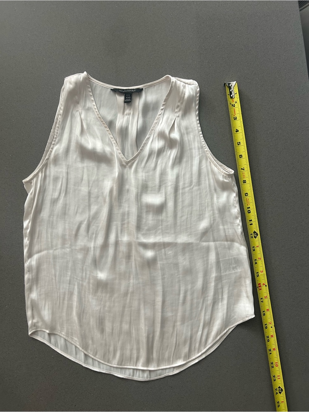 Banana Republic XXS Petite Cream  V-Neck Sleeveless Tank Top….